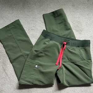 Figs Cade cargo pants- mid rise—olive